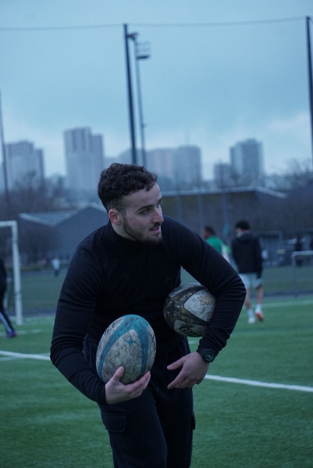 Éducateur sportif avec équipement de coaching et cônes d'entraînement