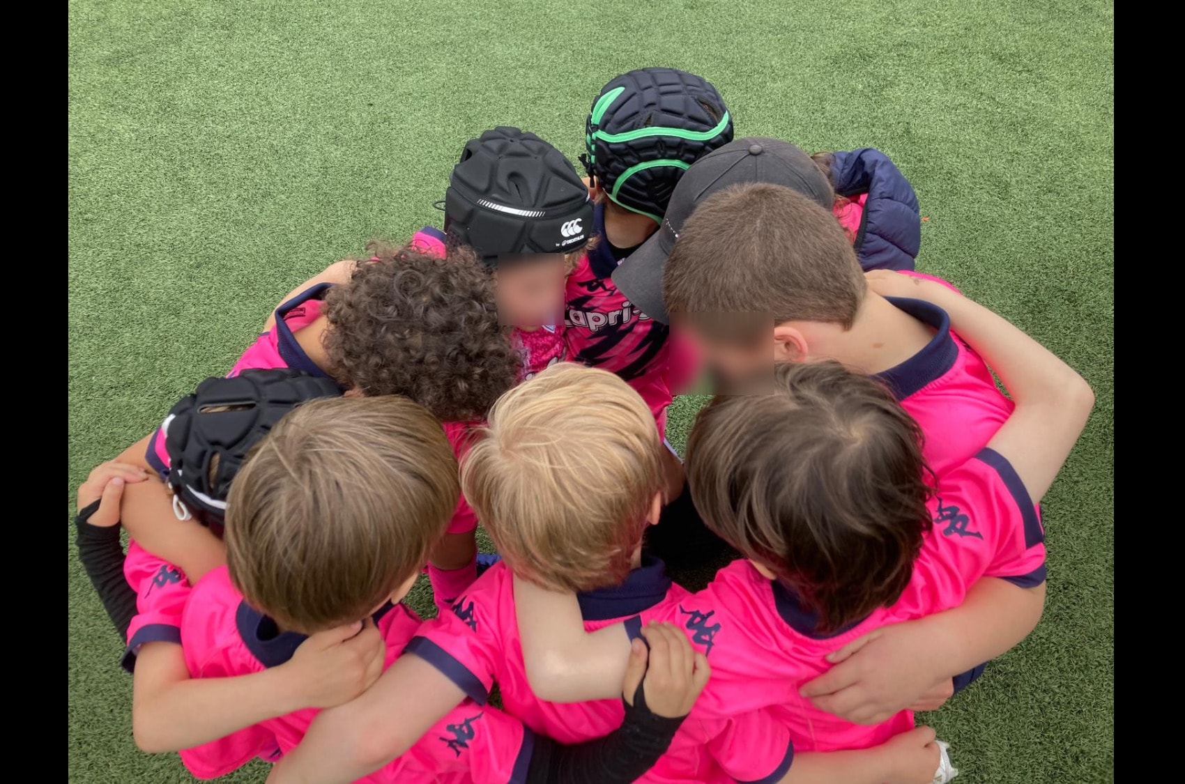 Enfants en cercle lors d'une activité sportive