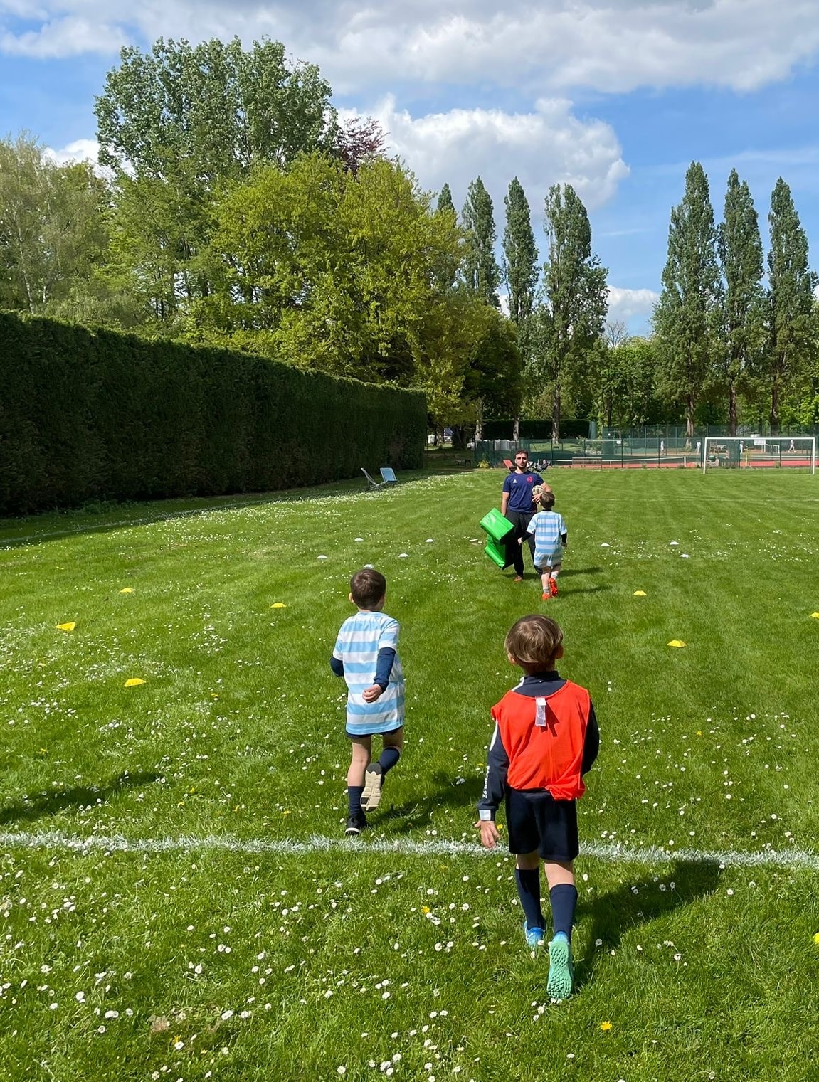 Enfants en pleine course sur le terrain